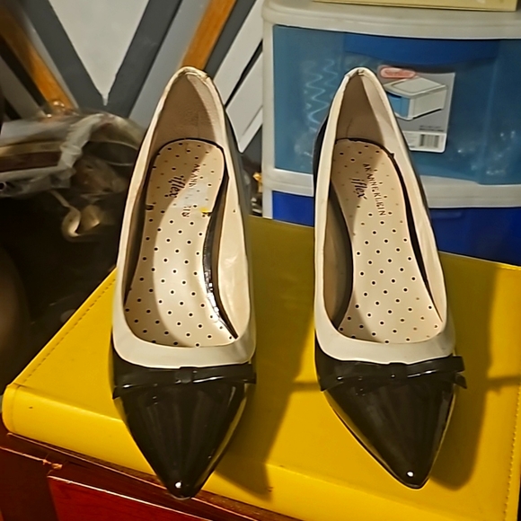 AK Anne Klein iflex Designer Heels, Sz 9, Black & White, Front Bow, Patent Leath - Picture 1 of 8